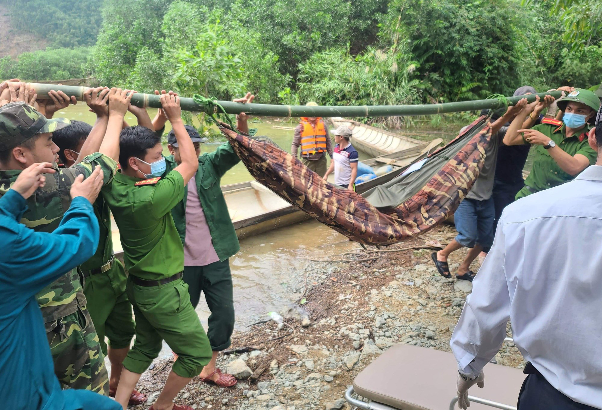 Vụ sạt lở thuỷ điện Rào Trăng 3: Xét nghiệm ADN để xác định danh tính nạn nhân tử vong - Ảnh 1.