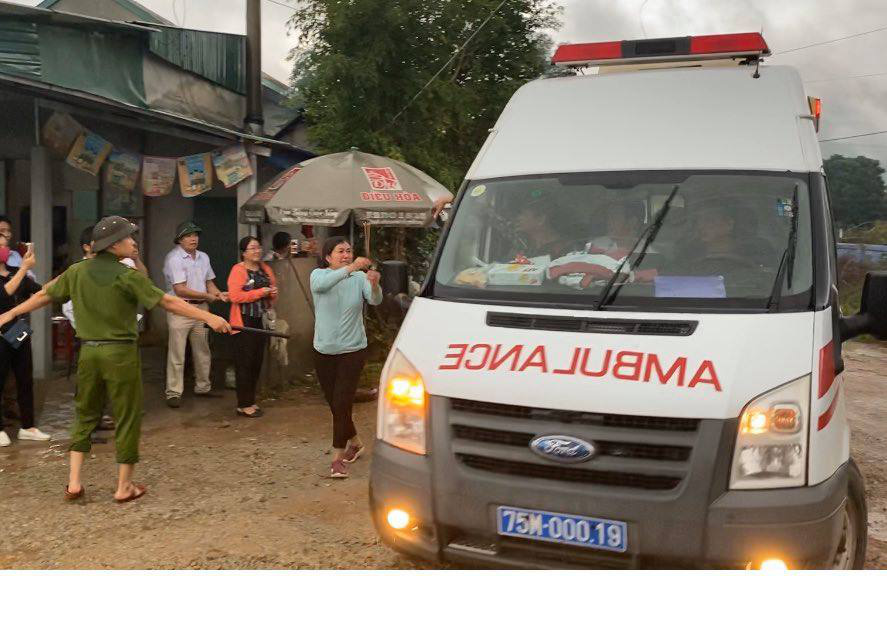 Người nhà khóc thương chạy  theo xe chở thi thể tân Chủ tịch huyện Phong Điền - Ảnh 2.
