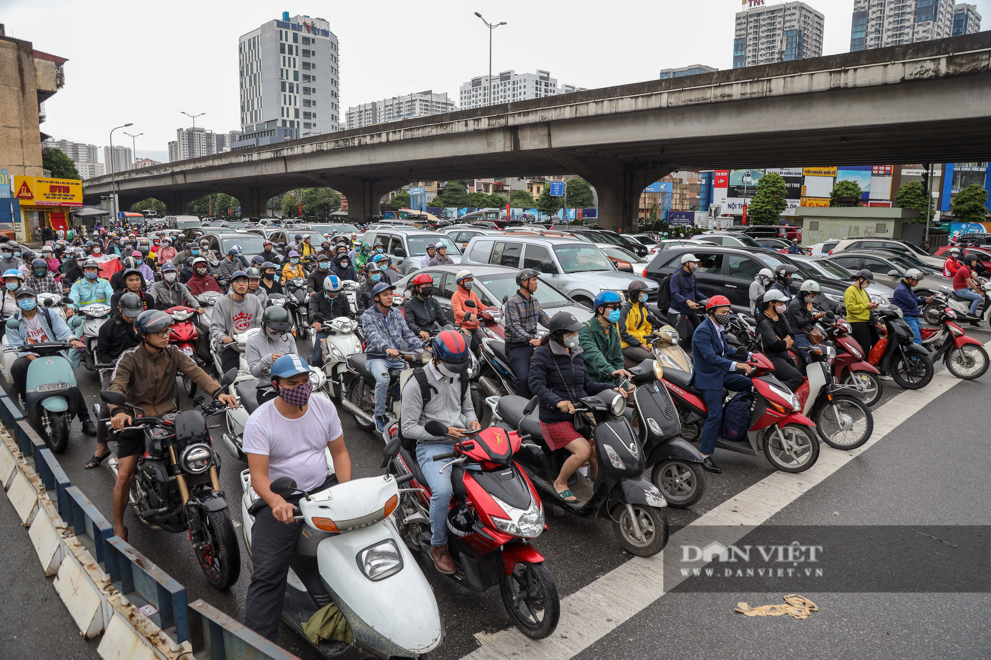 Tắc đường kinh hoàng trên địa bàn nhiều quận ở Hà Nội - Ảnh 5.