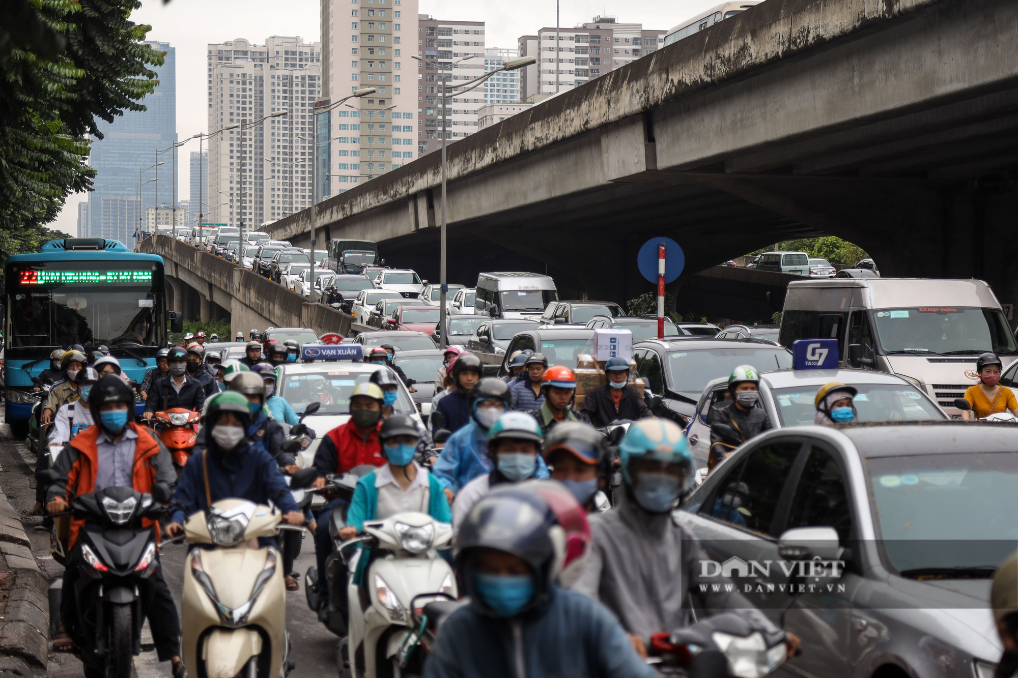 Tắc đường kinh hoàng trên địa bàn nhiều quận ở Hà Nội - Ảnh 7.