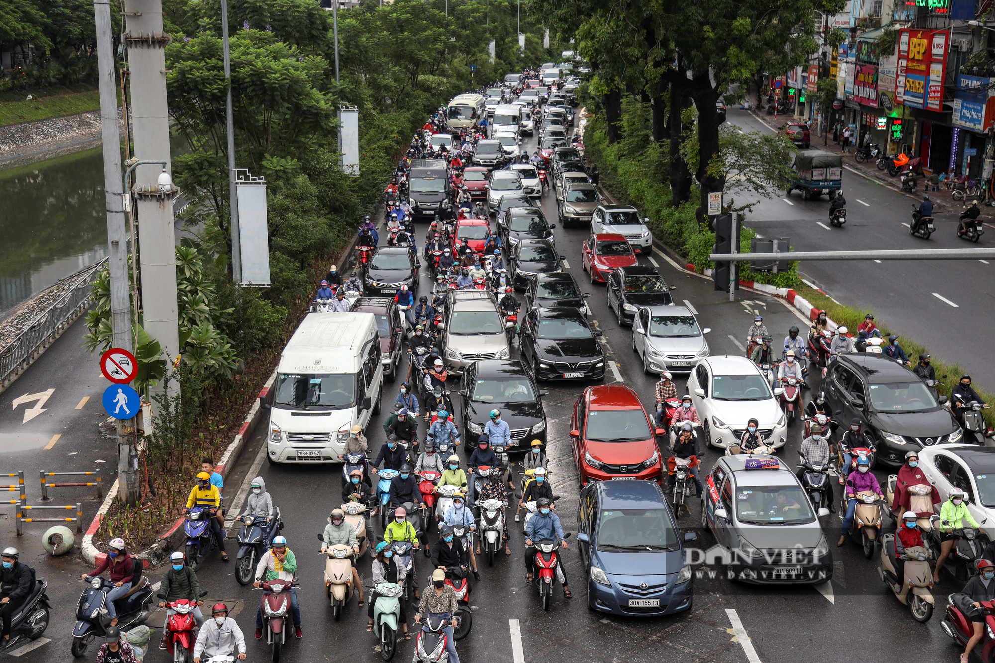 Tắc đường kinh hoàng trên địa bàn nhiều quận ở Hà Nội - Ảnh 9.