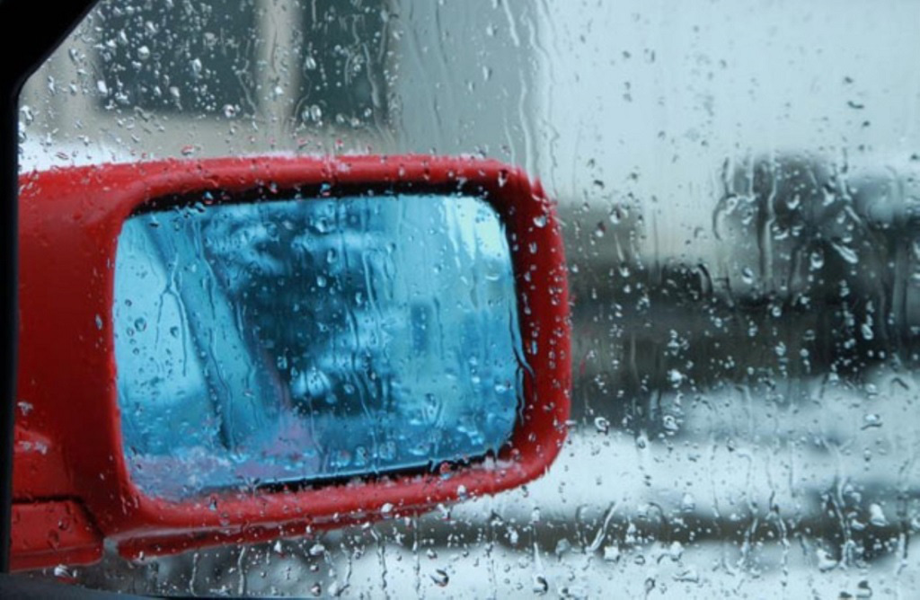 Vì sao phải thường xuyên rửa xe ô tô trong ngày mưa gió? - Ảnh 1.