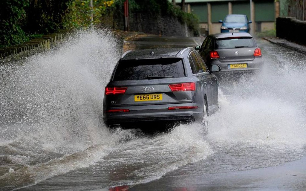 Vì sao phải thường xuyên rửa xe ô tô trong ngày mưa gió? - Ảnh 2.