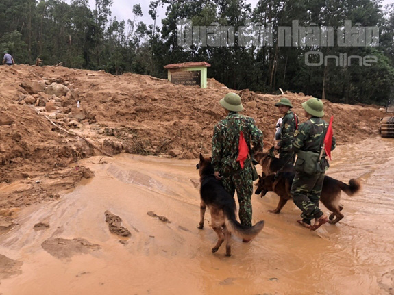 Cập nhật vụ sạt lở ở Thuỷ điện Rào Trăng 3: Phát hiện thi thể đầu tiên tại ngôi nhà bị sập - Ảnh 2.