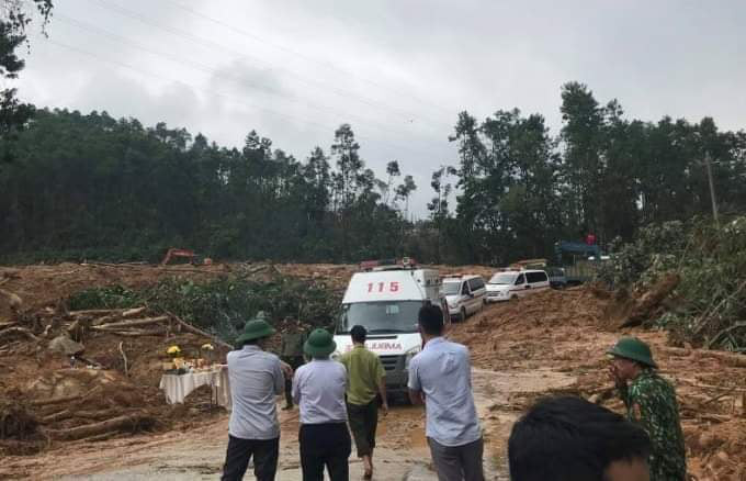 Sạt lở ở Thủy điện Rào Trăng 3: Xác định vị trí vùi lấp, phát hiện thi thể đầu tiên - Ảnh 1.