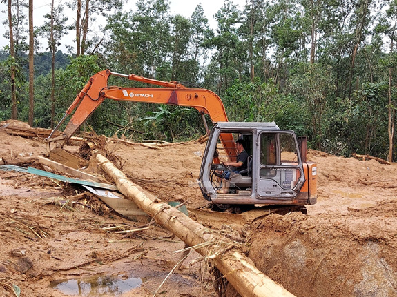 Ảnh hiện trường cứu hộ vụ sạt lở tại Thủy điện Rào Trăng 3 - Ảnh 2.