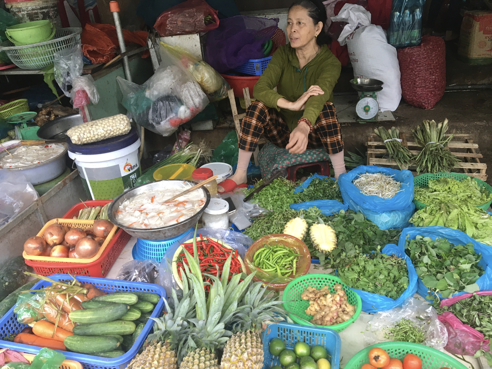 Rau xanh tại Đà Nẵng tăng giá sau mưa lũ - Ảnh 1.