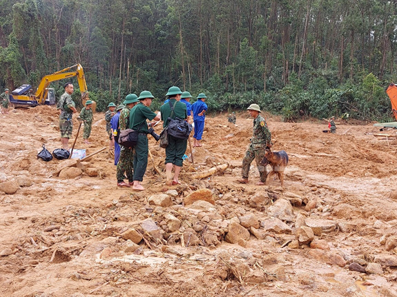 Sạt lở thủy điện Rào Trăng 3: Hiện đã tìm thấy 7 thi thể tại Tiểu khu 67 - Ảnh 7.