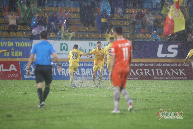 Thua ngược Thanh Hóa, cựu vô địch V.League tiệm cận giải hạng Nhất - Ảnh 3.