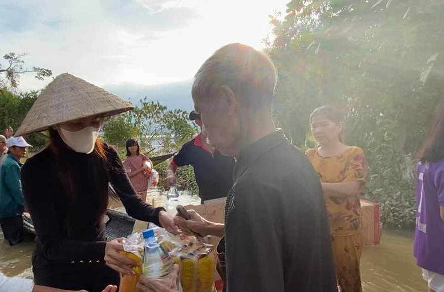 &quot;Cô vợ trời hành&quot; của Công Vinh quyên góp tiền &quot;khủng&quot; sau 2 ngày kêu gọi giúp miền Trung - Ảnh 1.