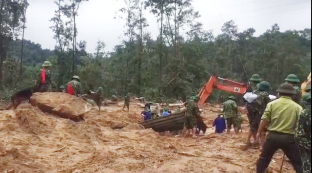 Cập nhật vụ sạt lở ở Thuỷ điện Rào Trăng 3: Phát hiện thi thể đầu tiên tại ngôi nhà bị sập - Ảnh 1.