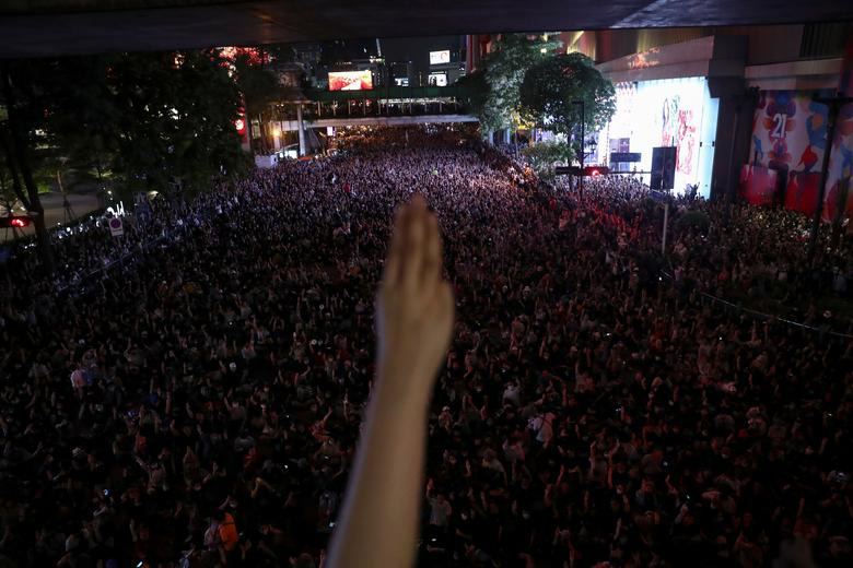 Hàng chục nghìn người biểu tình trong đêm ở Bangkok bất chấp lệnh cấm - Ảnh 1.
