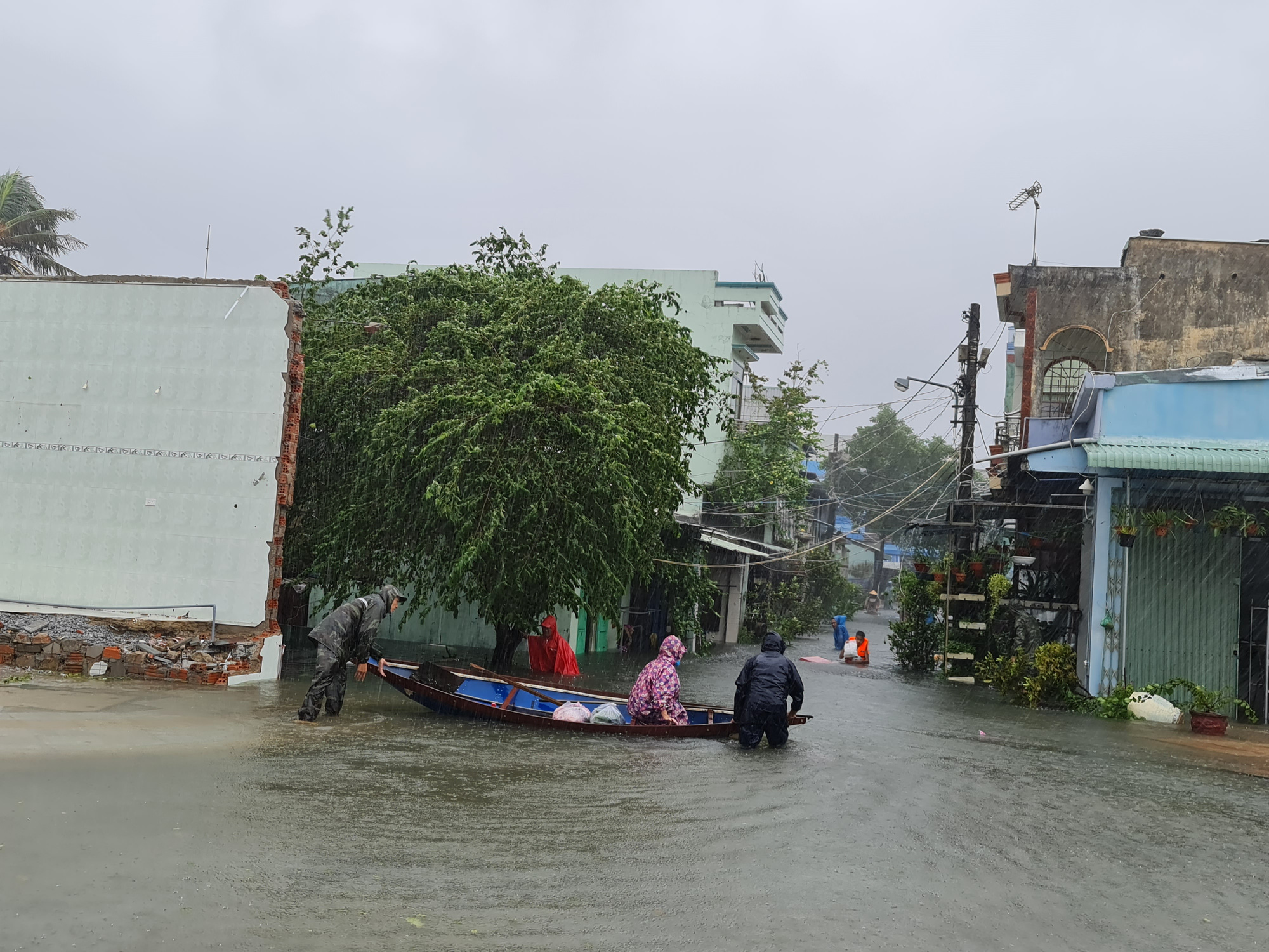 Quảng Nam ứng phó với ATNĐ: Cấm người dân ở trên tàu, những nơi nguy cơ sạt lở - Ảnh 1.