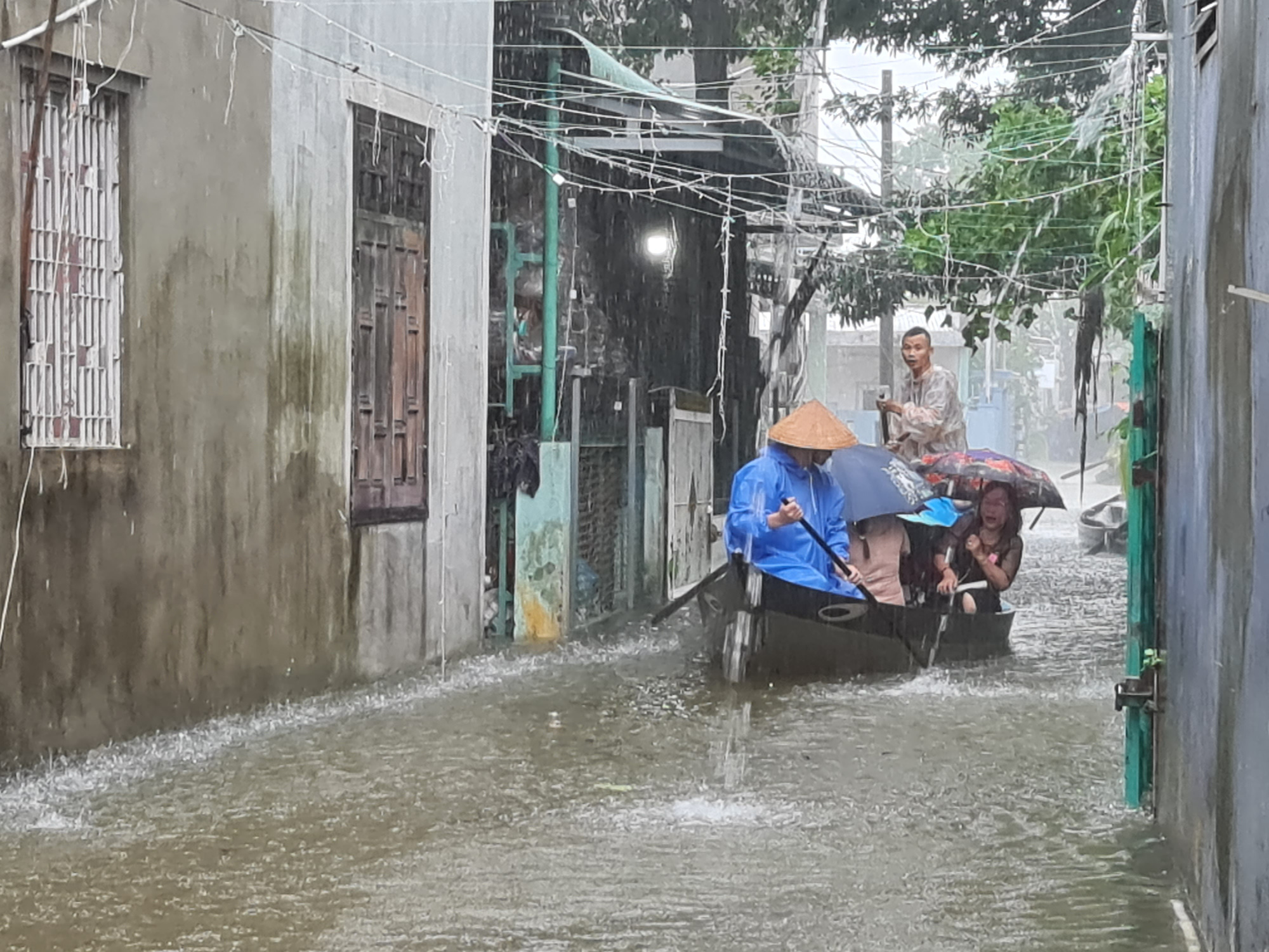 Quảng Nam ứng phó với ATNĐ: Cấm người dân ở trên tàu, những nơi nguy cơ sạt lở - Ảnh 2.