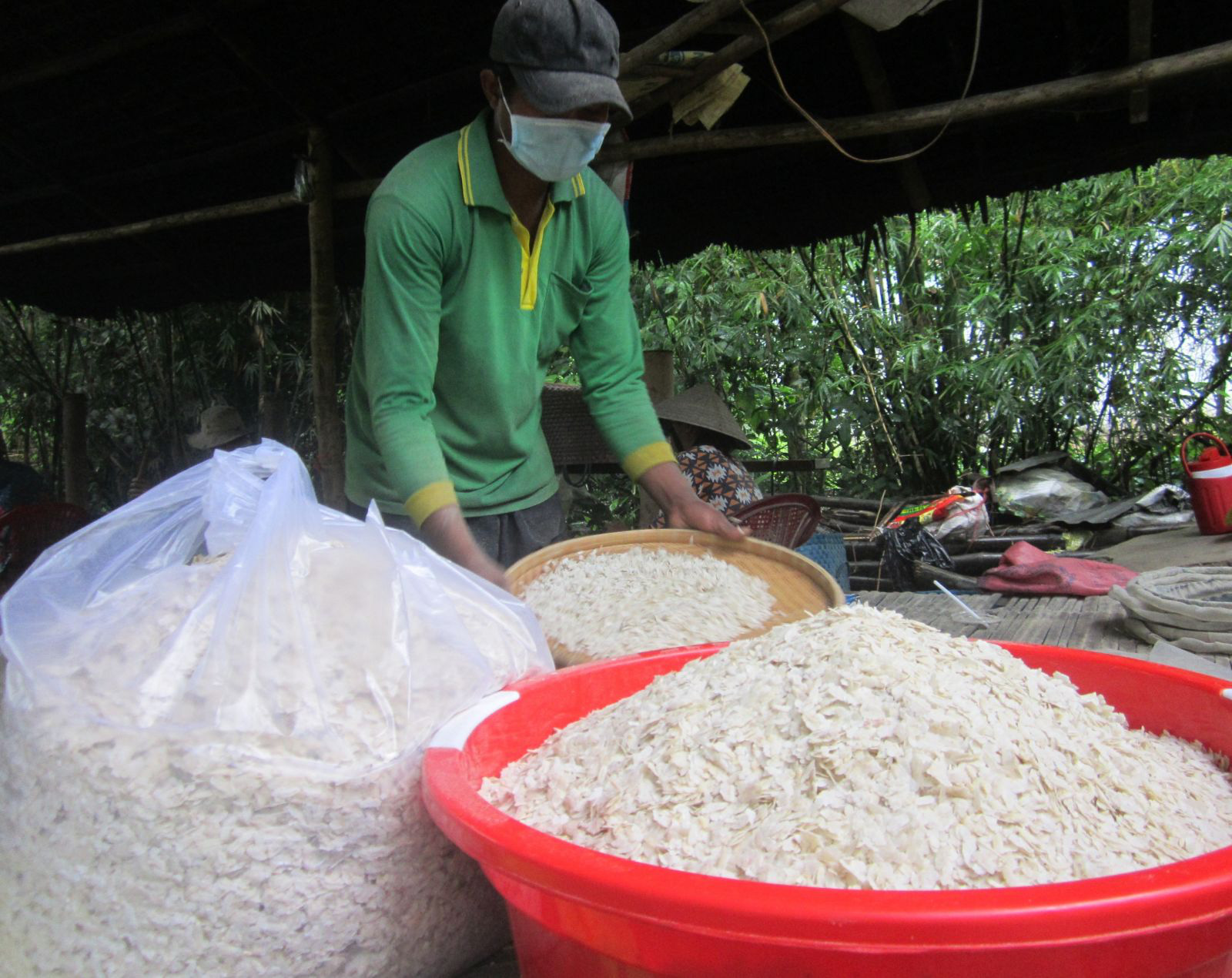 Sóc Trăng: Đặc sản thơm nức, dẻo quạnh làm từ &quot;hạt ngọc trời&quot; của bà con Khmer - Ảnh 1.