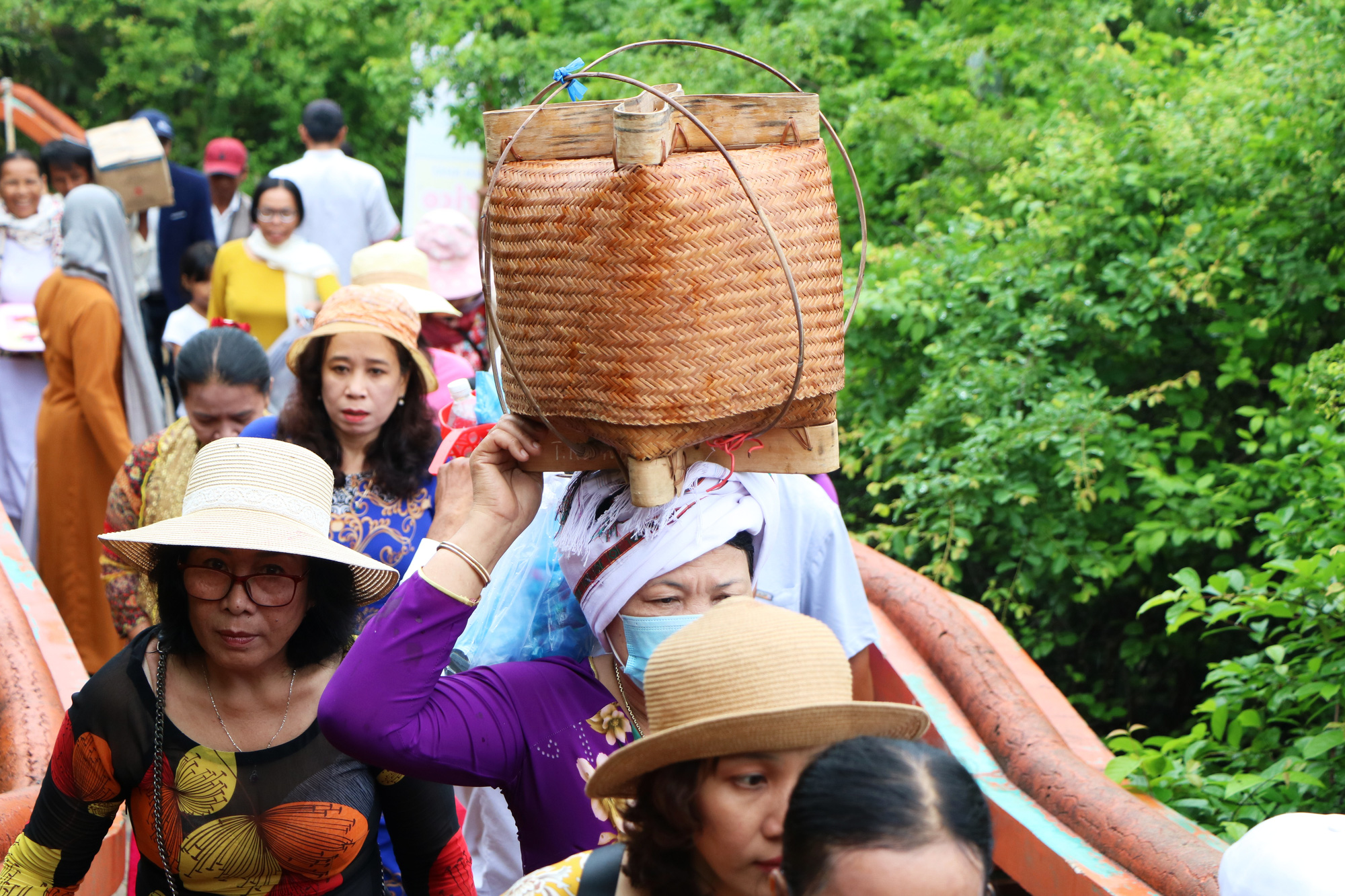 Đồng bào Chăm tại Ninh Thuận với trang phục mới tưng bừng đón Katê  - Ảnh 2.