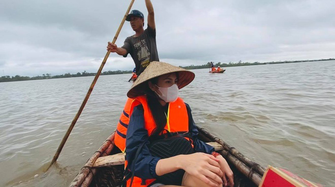 Thủy Tiên góp được tiền &quot;khủng&quot;, suýt bị lật thuyền khi đi vào vùng lũ vẫn bị nói điều cay đắng? - Ảnh 2.