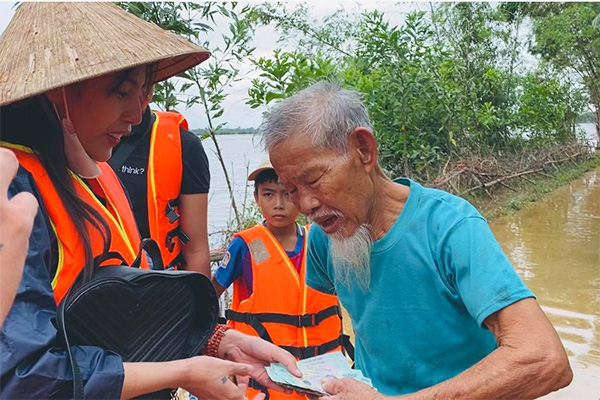 Thủy Tiên góp được tiền &quot;khủng&quot;, suýt bị lật thuyền khi đi vào vùng lũ vẫn bị nói điều cay đắng? - Ảnh 1.