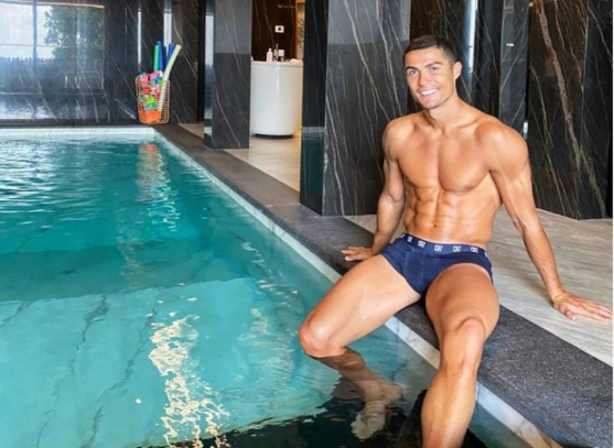 Ronaldo cười rất tươi khi cách ly ở nhà riêng