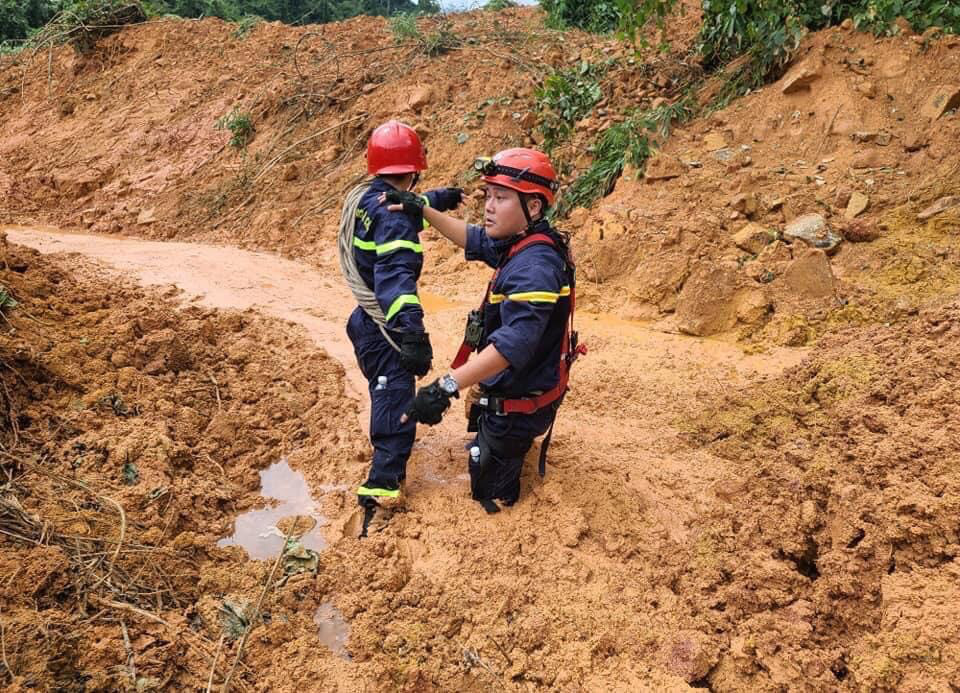 Những nỗ lực không mệt mỏi trong việc tìm kiếm cứu nạn tại Rào Trăng 3 - Ảnh 8.