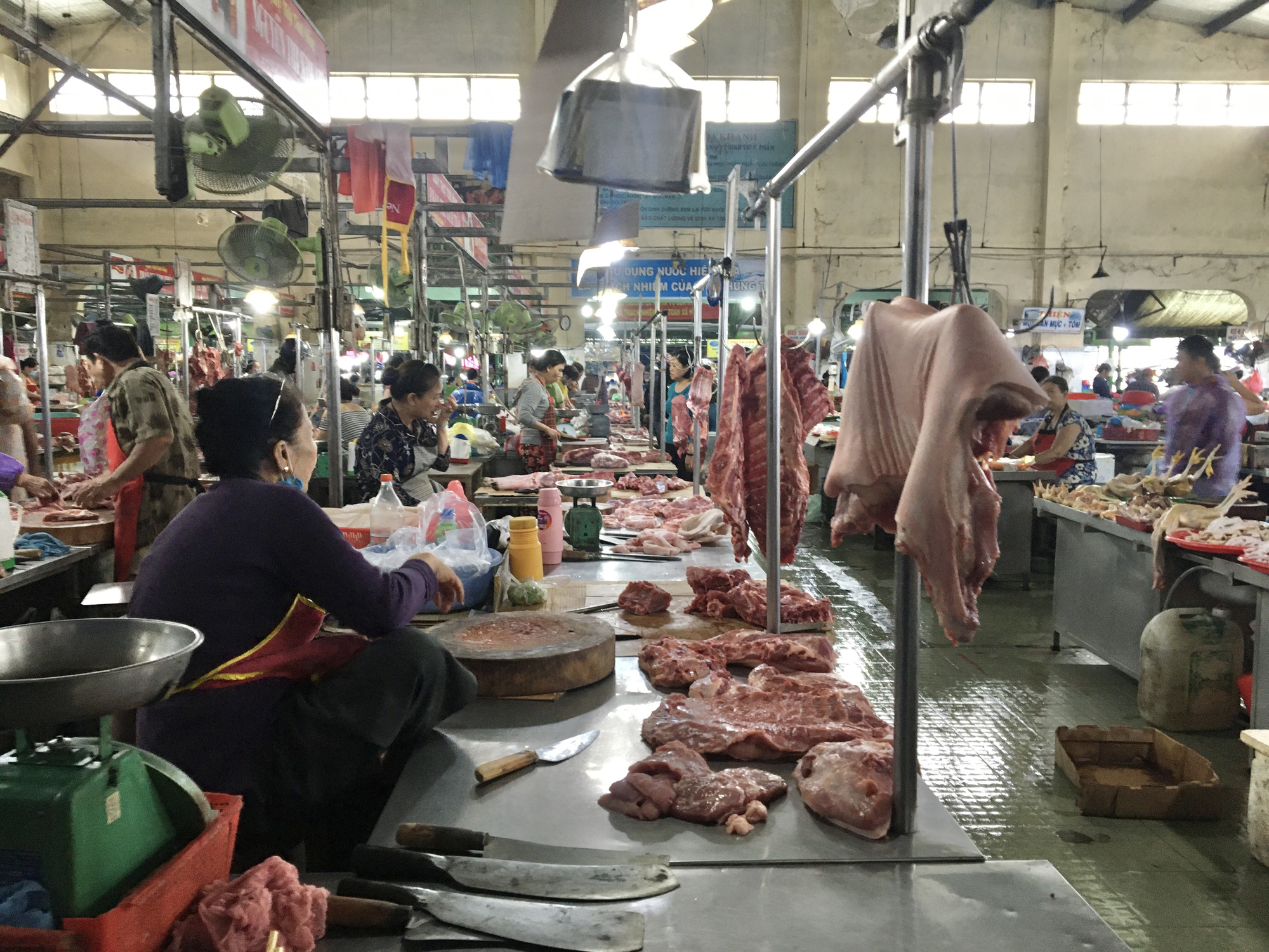 Đà Nẵng: Giá thịt heo giảm nhưng sức mua tại chợ vẫn yếu - Ảnh 4.