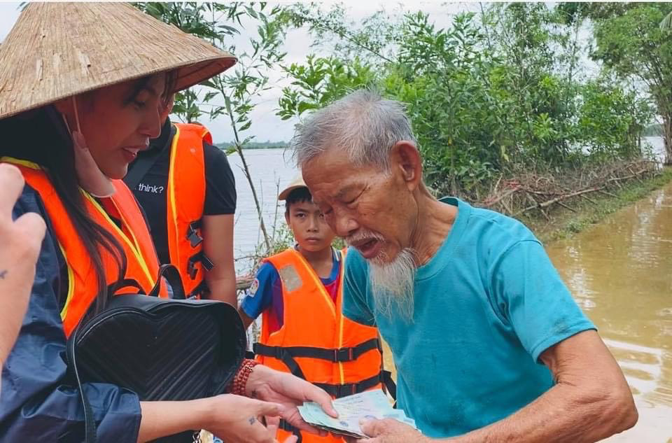 Lê Công Vinh nói về 'cô vợ trời hành': 'Thủy Tiên làm việc tốt, trời thương, không việc gì' - Ảnh 2.