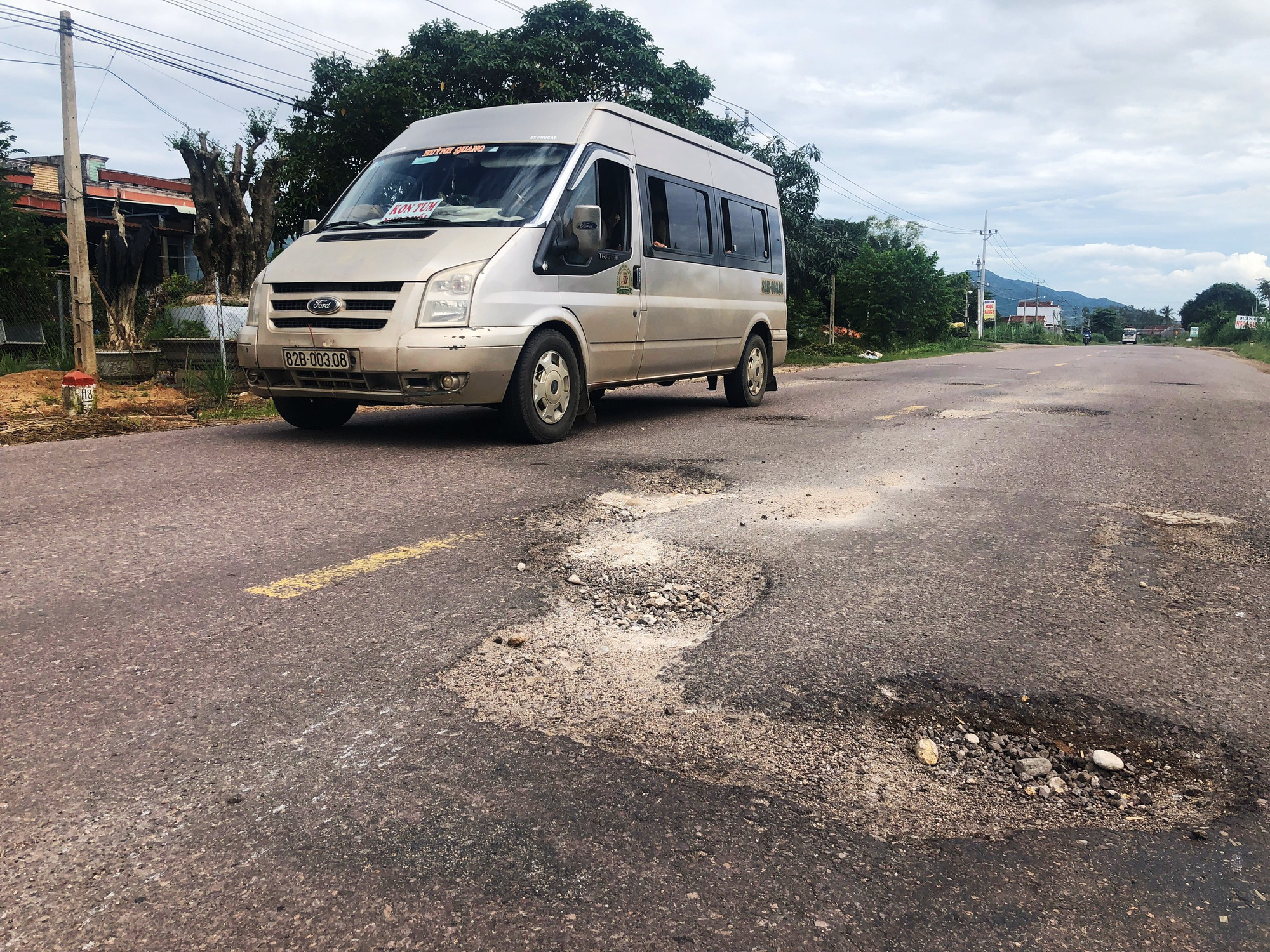 Bình Định: Quốc lộ 19 xuất hiện &quot;ổ voi, ổ gà&quot;…gây bất an cho người đi đường - Ảnh 1.