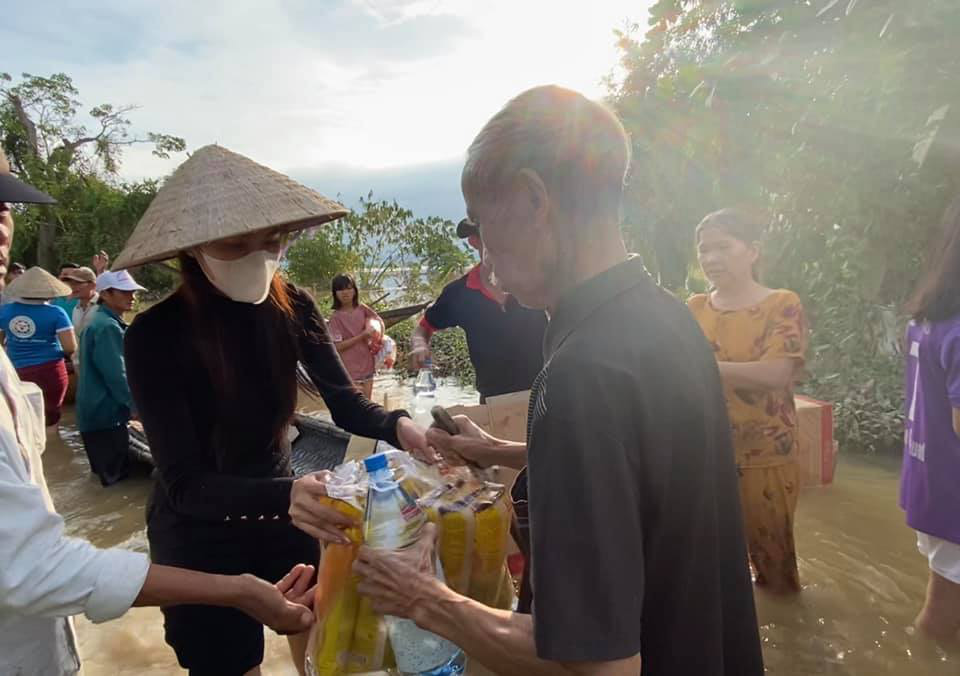 Thủy Tiên xót xa &quot;quay xe&quot; về Quảng Trị cứu trợ, &quot;cầu cứu&quot; dân tình đối phó Công Vinh - Ảnh 3.