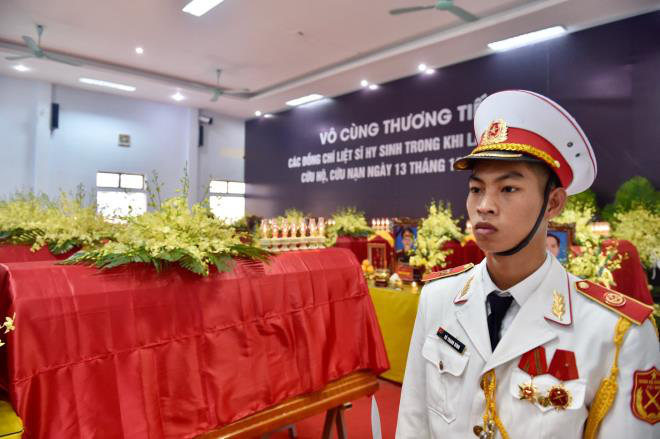 Phó Thủ tướng Trịnh Đình Dũng viếng 13 liệt sĩ hy sinh tại thủy điện Rào Trăng 3 - Ảnh 12.