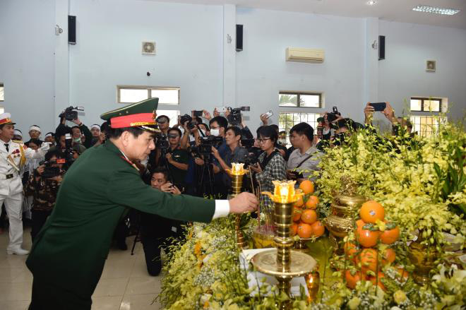 Phó Thủ tướng Trịnh Đình Dũng viếng 13 liệt sĩ hy sinh tại thủy điện Rào Trăng 3 - Ảnh 4.