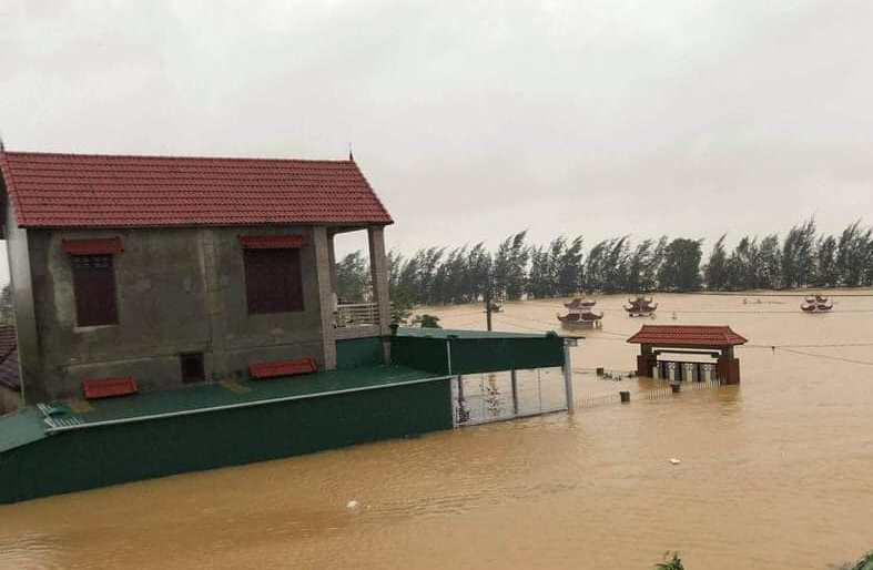 Quảng Bình: “Rốn” lũ Tân Ninh chìm trong biển nước, vượt lũ lịch sử 2010 - Ảnh 3.