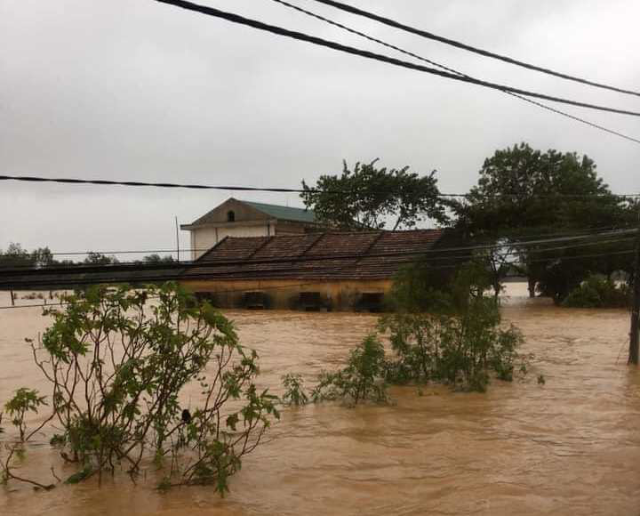 Quảng Bình: “Rốn” lũ Tân Ninh chìm trong biển nước, vượt lũ lịch sử 2010 - Ảnh 6.