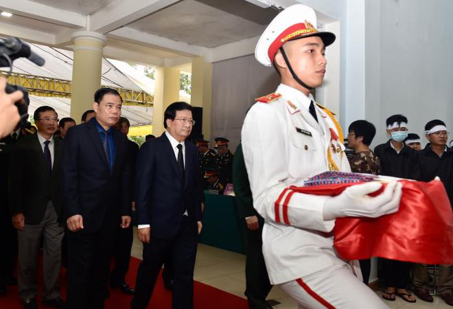 Phó Thủ tướng Trịnh Đình Dũng viếng 13 liệt sĩ hy sinh tại thủy điện Rào Trăng 3 - Ảnh 2.