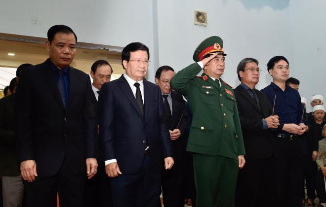 Phó Thủ tướng Trịnh Đình Dũng viếng 13 liệt sĩ hy sinh tại thủy điện Rào Trăng 3 - Ảnh 6.