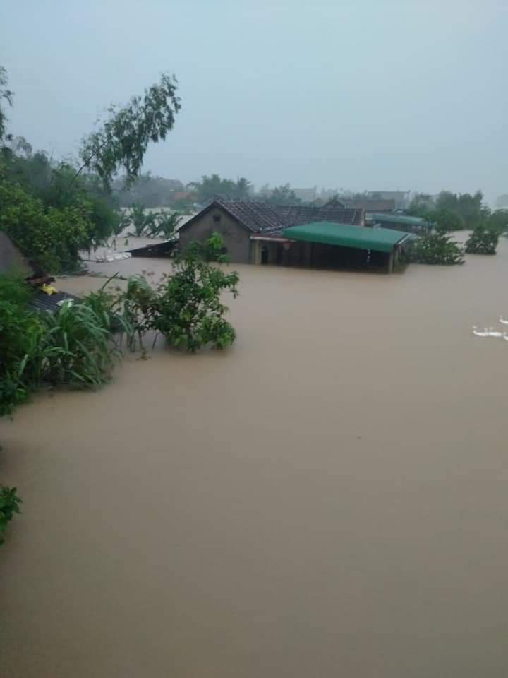 Quảng Bình: Lũ ngập tới nóc, cả thị xã chìm trong biển nước - Ảnh 4.
