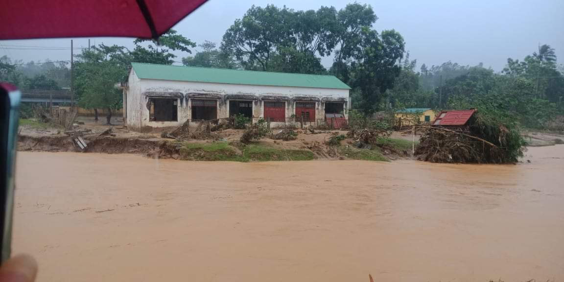 Ảnh, clip: Ngập lụt kinh hoàng ở huyện Hướng Hóa, Quảng Trị - Ảnh 7.