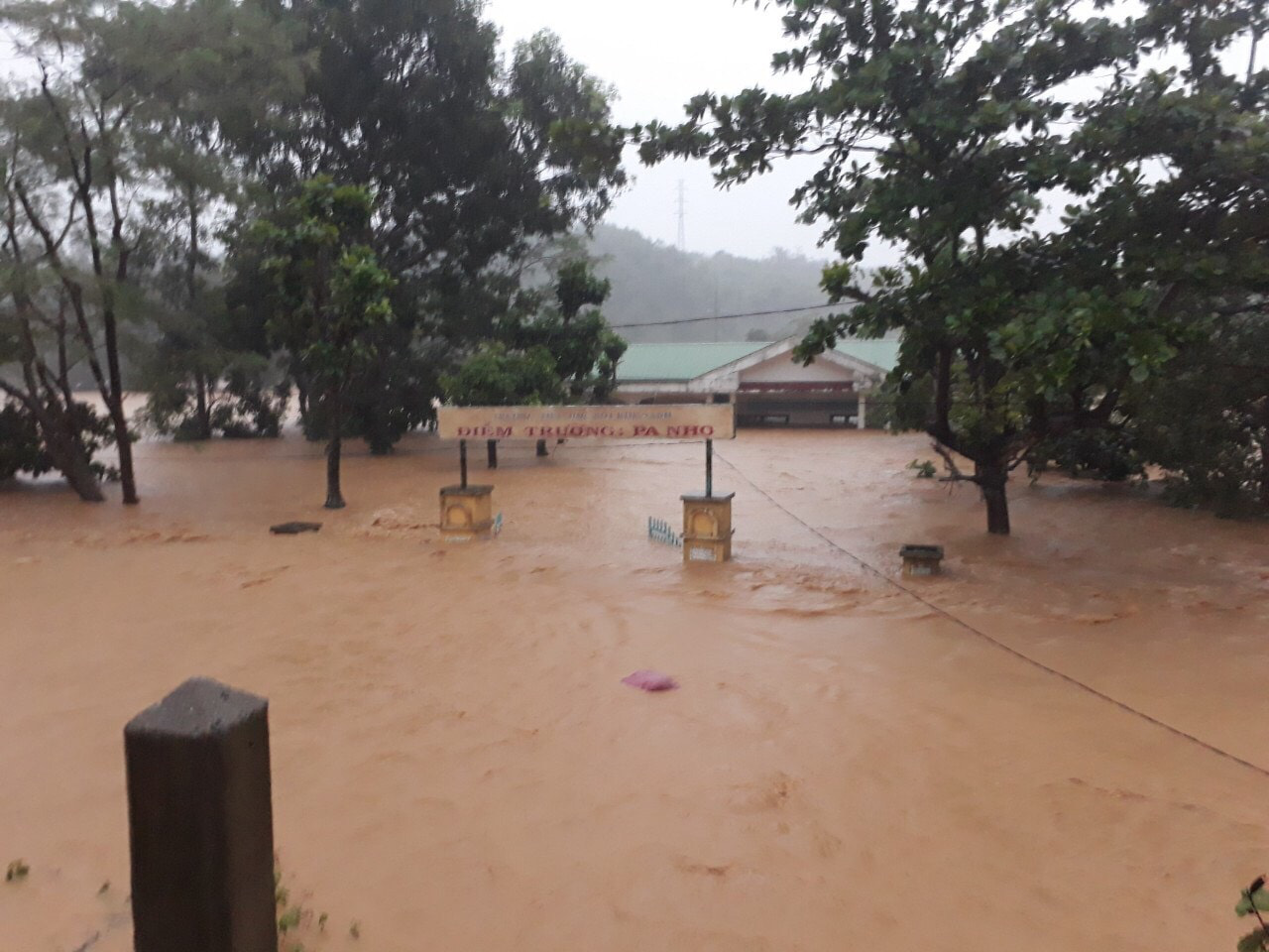 Ảnh, clip: Ngập lụt kinh hoàng ở huyện Hướng Hóa, Quảng Trị - Ảnh 9.