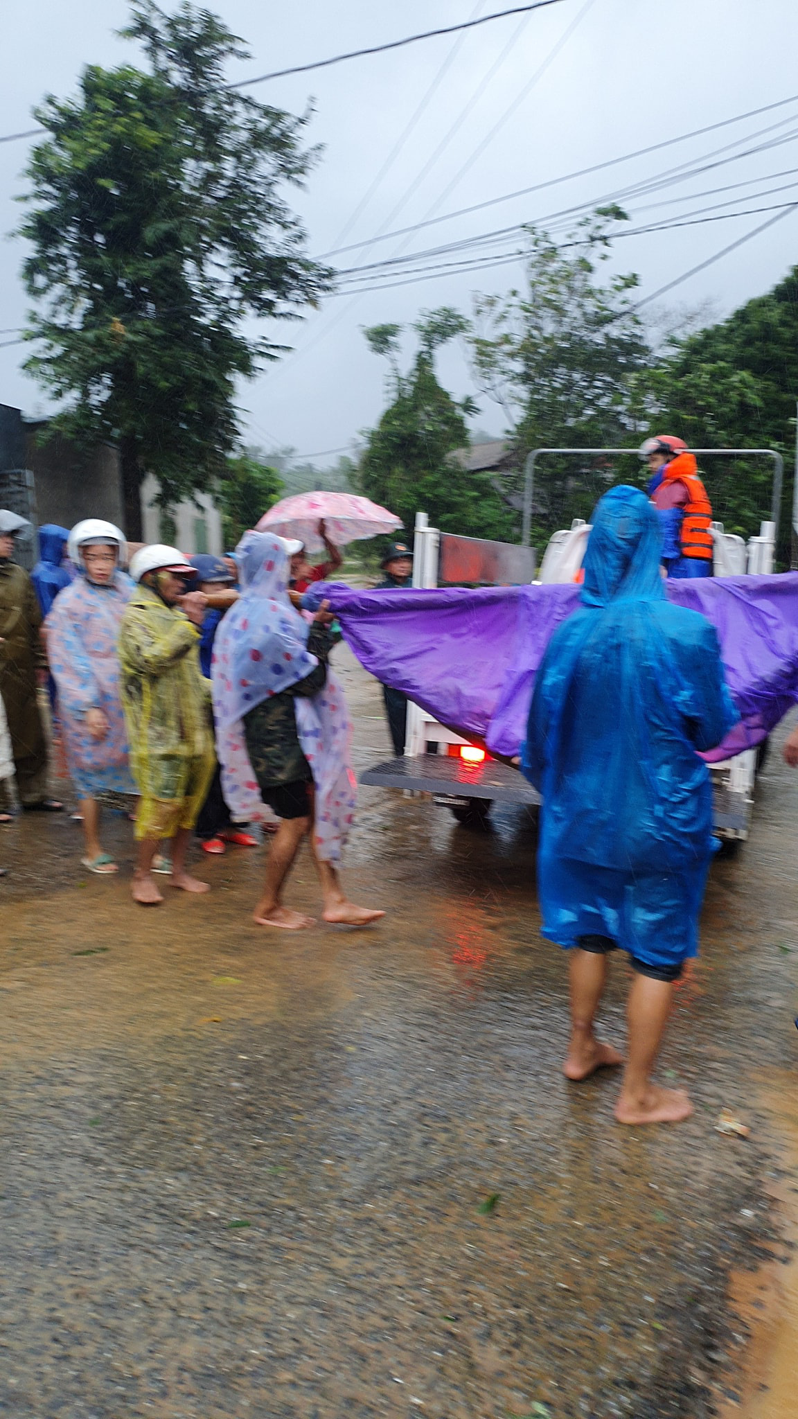 Ảnh, clip: Ngập lụt kinh hoàng ở huyện Hướng Hóa, Quảng Trị - Ảnh 11.