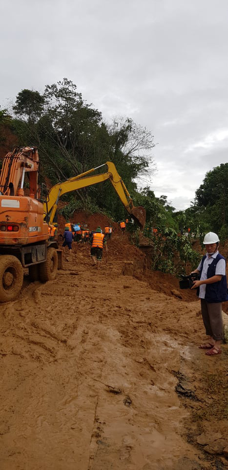 Hiện trường tìm kiếm cứu nạn 22 cán bộ, chiến sỹ bị vùi lấp ở Quảng Trị - Ảnh 8.