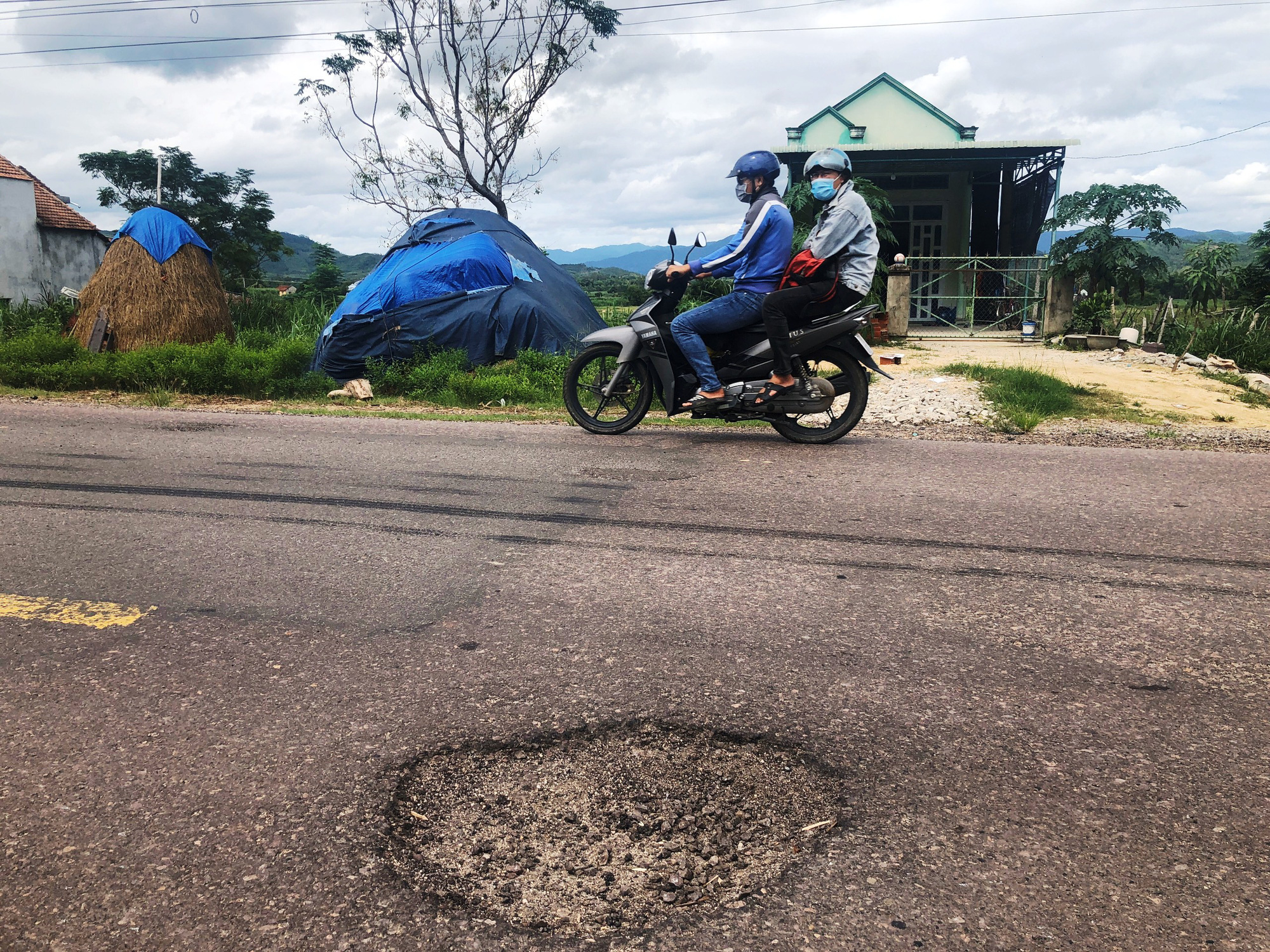 Bình Định: Quốc lộ 19 xuất hiện &quot;ổ voi, ổ gà&quot;…gây bất an cho người đi đường - Ảnh 4.