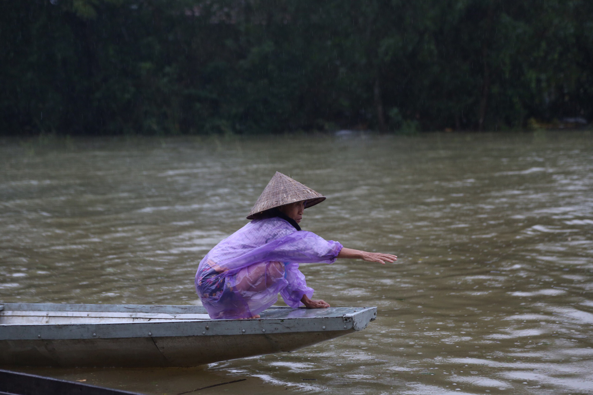 Quảng Bình: “Rốn” lũ Tân Ninh chìm trong biển nước, vượt lũ lịch sử 2010 - Ảnh 4.
