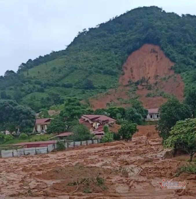 Hiện trường tìm kiếm cứu nạn 22 cán bộ, chiến sỹ bị vùi lấp ở Quảng Trị - Ảnh 12.