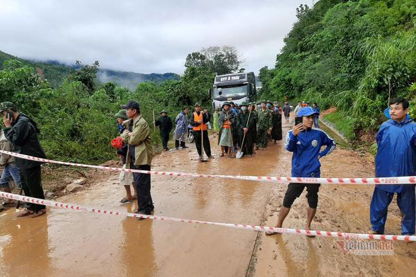 Hiện trường tìm kiếm cứu nạn 22 cán bộ, chiến sỹ bị vùi lấp ở Quảng Trị - Ảnh 17.