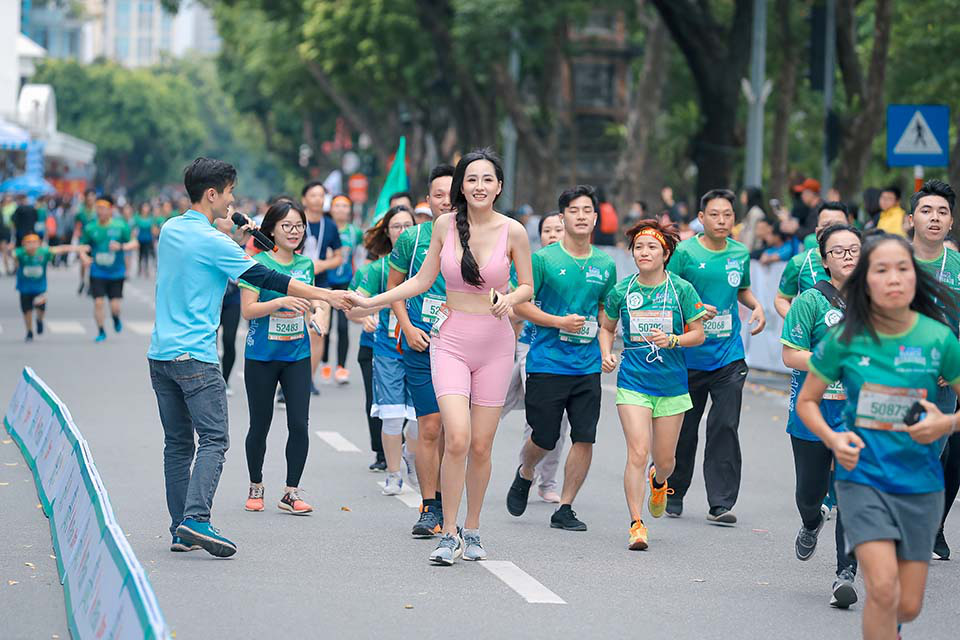 Mai Phương Thuý gây chú ý khi chạy ở Hồ Gươm cùng Thanh Sơn, Xuân Nghị   - Ảnh 2.