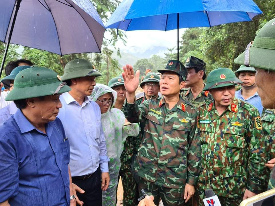 Yêu cầu trực thăng chuẩn bị tiếp tế lương thực cho xã bị cô lập, có người mất tích - Ảnh 1.