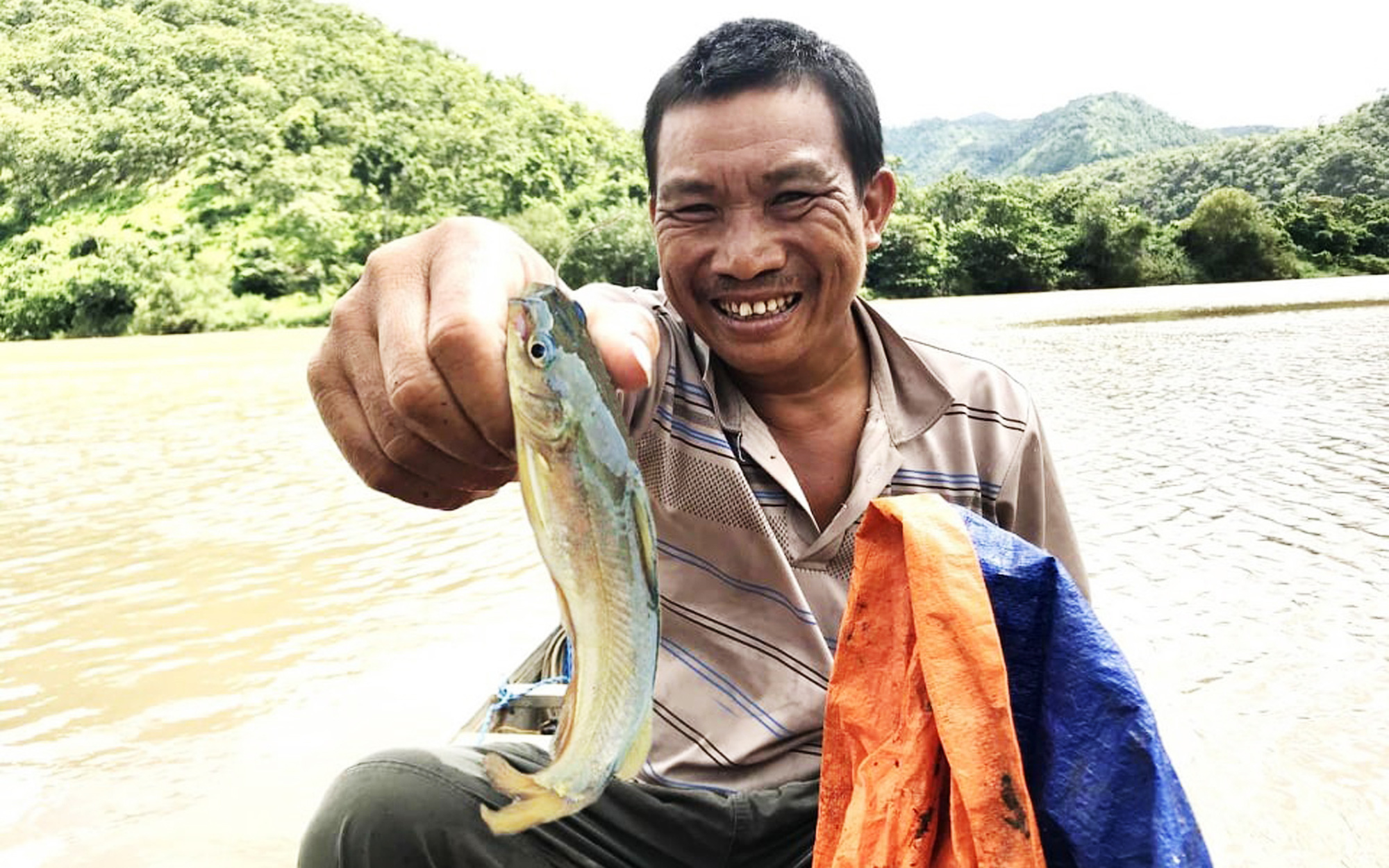 &quot;Dị nhân&quot; bắt cá chốt đặc sản kêu ẹc ẹc trên sông Ba mùa lũ, nhưng lạ nhất là ông này không biết bơi