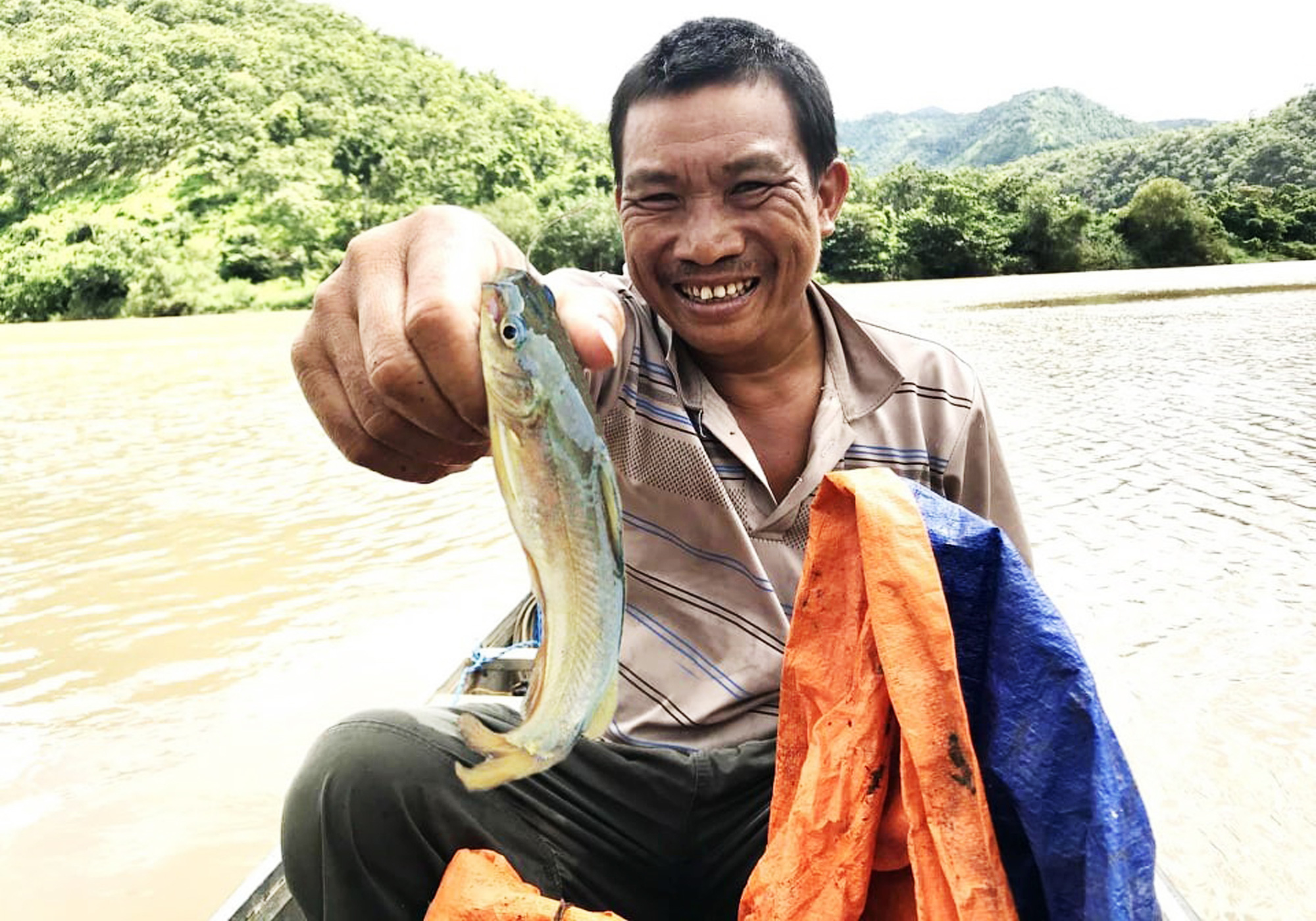 &quot;Dị nhân&quot; bắt cá chốt đặc sản kêu ẹc ẹc trên sông Ba mùa lũ, nhưng lạ nhất là ông này không biết bơi - Ảnh 1.