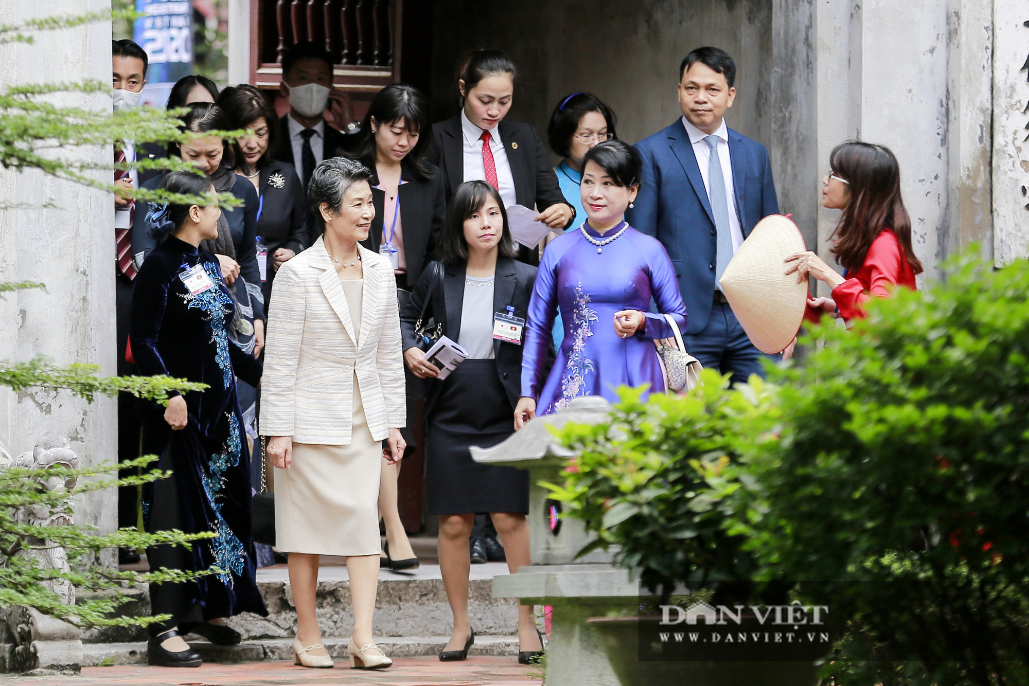 Phu nhân Thủ tướng Nhật Bản và Phu nhân Thủ tướng Việt Nam tham quan Văn Miếu – Quốc Tử Giám - Ảnh 1.
