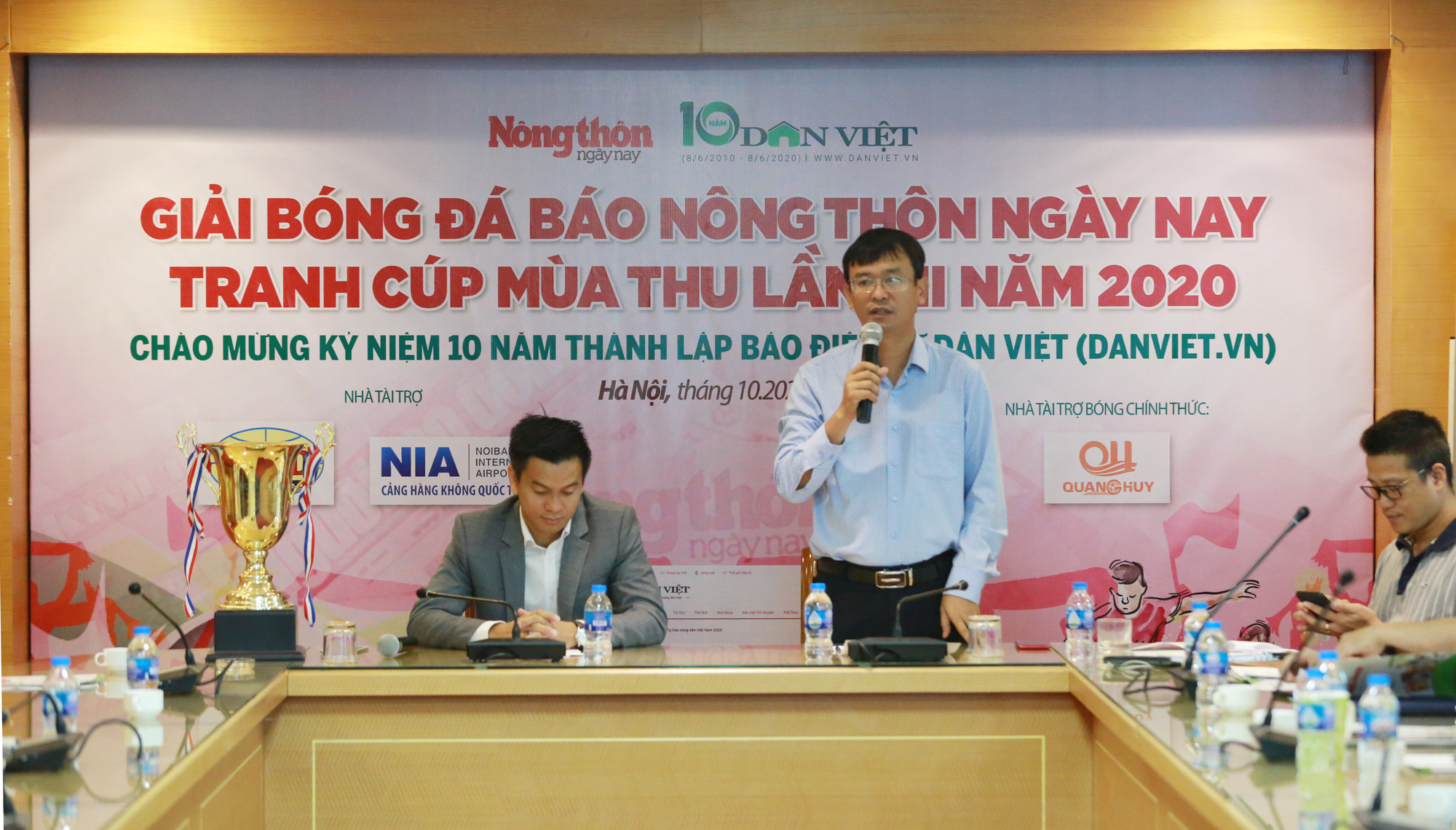 Giải bóng đá NTNN/Dân Việt lần thứ 12: Hướng về miền Trung lũ lụt - Ảnh 1.
