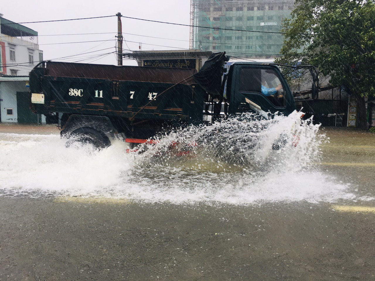 Hà Tĩnh: Nước dâng cao kỷ lục, người dân oằn mình trong lũ - Ảnh 5.